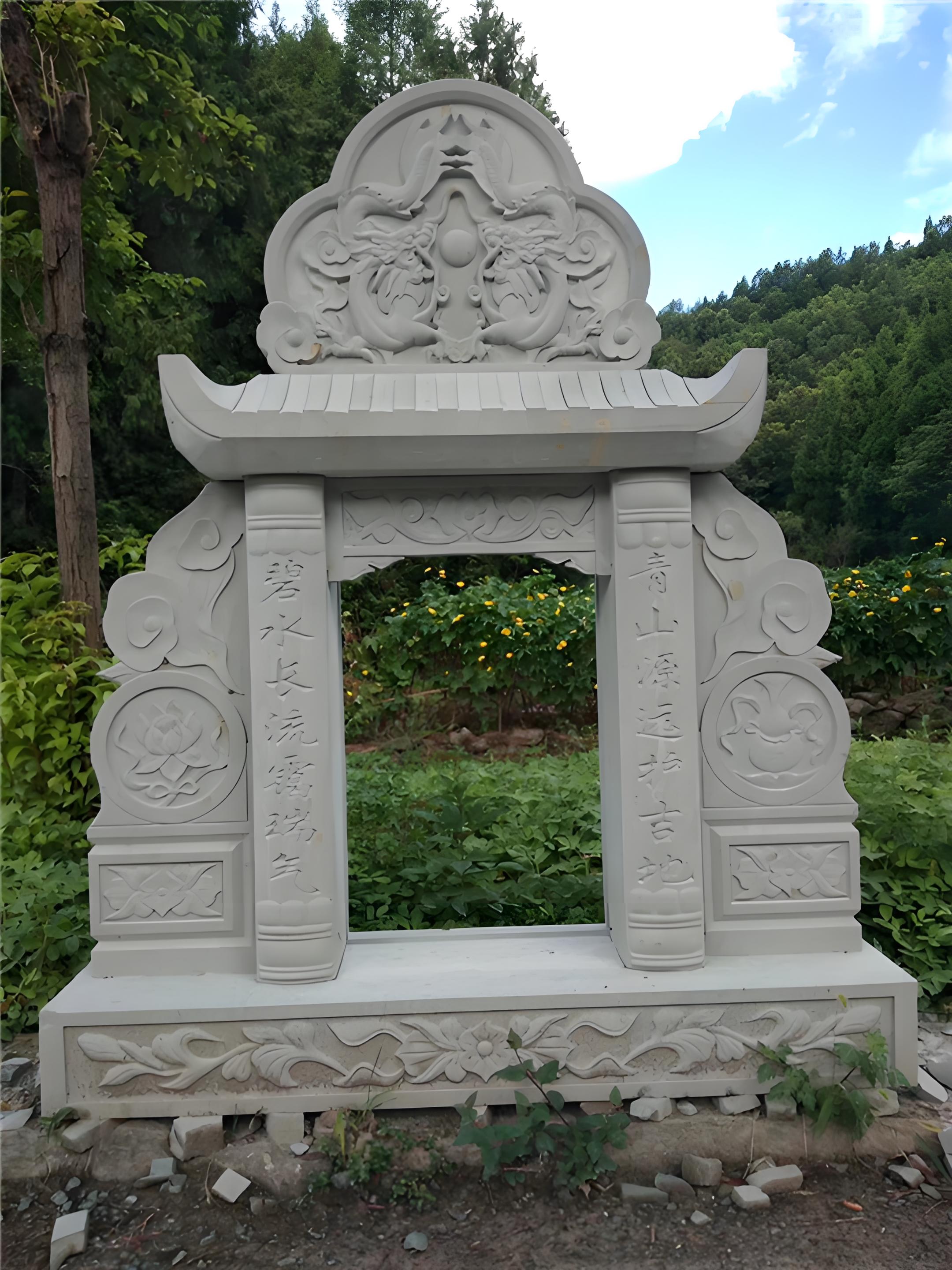 青石墓碑作為古代墓葬文化中的重要組成部分，承載著豐富的歷史背景和深刻的意義。在古代社會中，青石墓碑起著記錄和紀念的作用，不僅承載著逝者的姓名、生平經歷和家世，還反映了當時社會的文化、宗教、價值觀念等方面。青石墓碑的存在不僅是對逝者的尊重與懷念，也是對歷史的延續(xù)和對后人的啟示